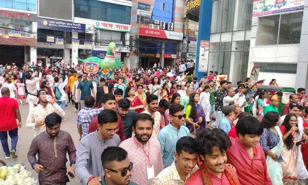 বৈশাখী উৎসবে রঙিন বরিশাল, জনসমাগমে মুখর নগরী