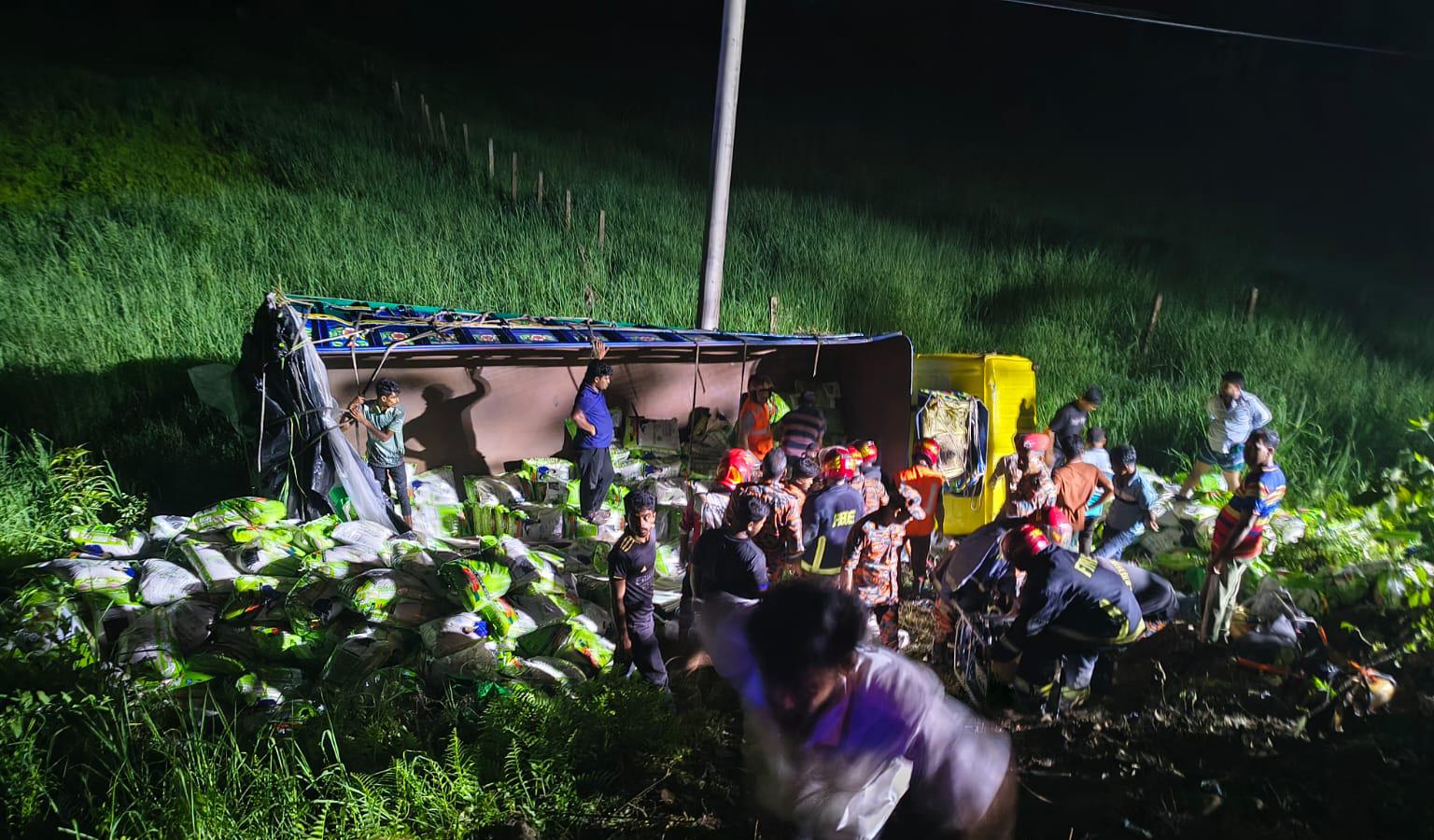 কুমিল্লার দাউদকান্দিতে চাল বোঝাই ট্রাক উল্টে ট্রাকের উপরে থাকা ৭ জন নিহত, আহত ৬ জন