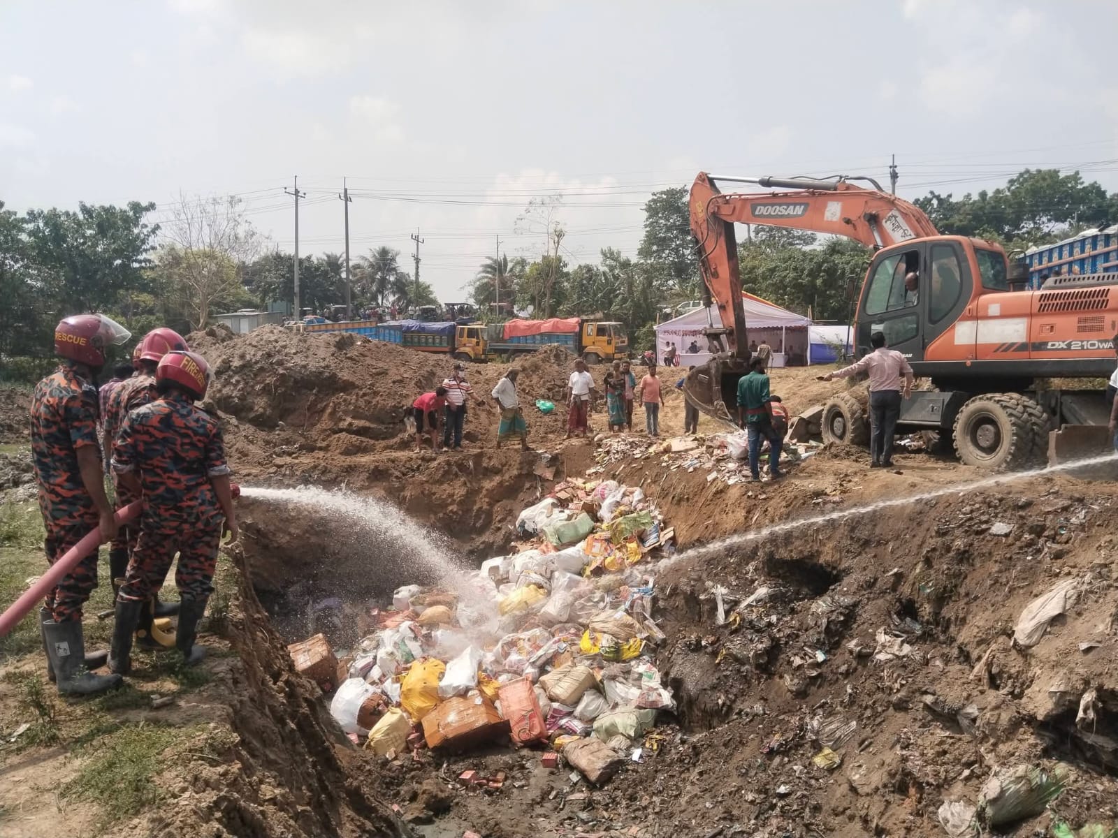 কুমিল্লা কাস্টমসের উদ্যোগে ৪ কোটি টাকার আমদানি নিষিদ্ধ ও ব্যবহার অনুপযোগী পণ্য ধ্বংস
