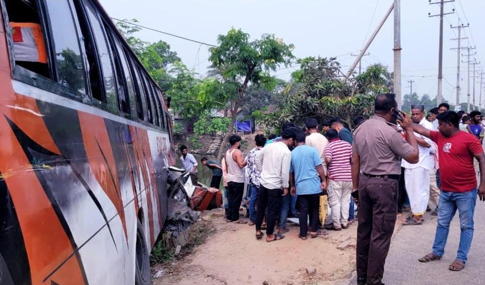 কুমিল্লার চান্দিনায় যাত্রীবাহী বাস নিয়ন্ত্রণ হারিয়ে খুঁটিতে ধাক্কা, পথচারী নিহত