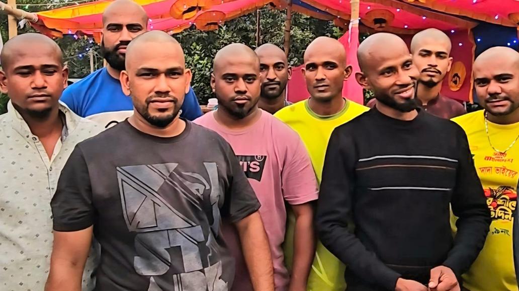কুমিল্লার মুরাদনগরে বন্ধুত্বের টানে একসঙ্গে ন্যাড়া হলেন ১০ যুবক