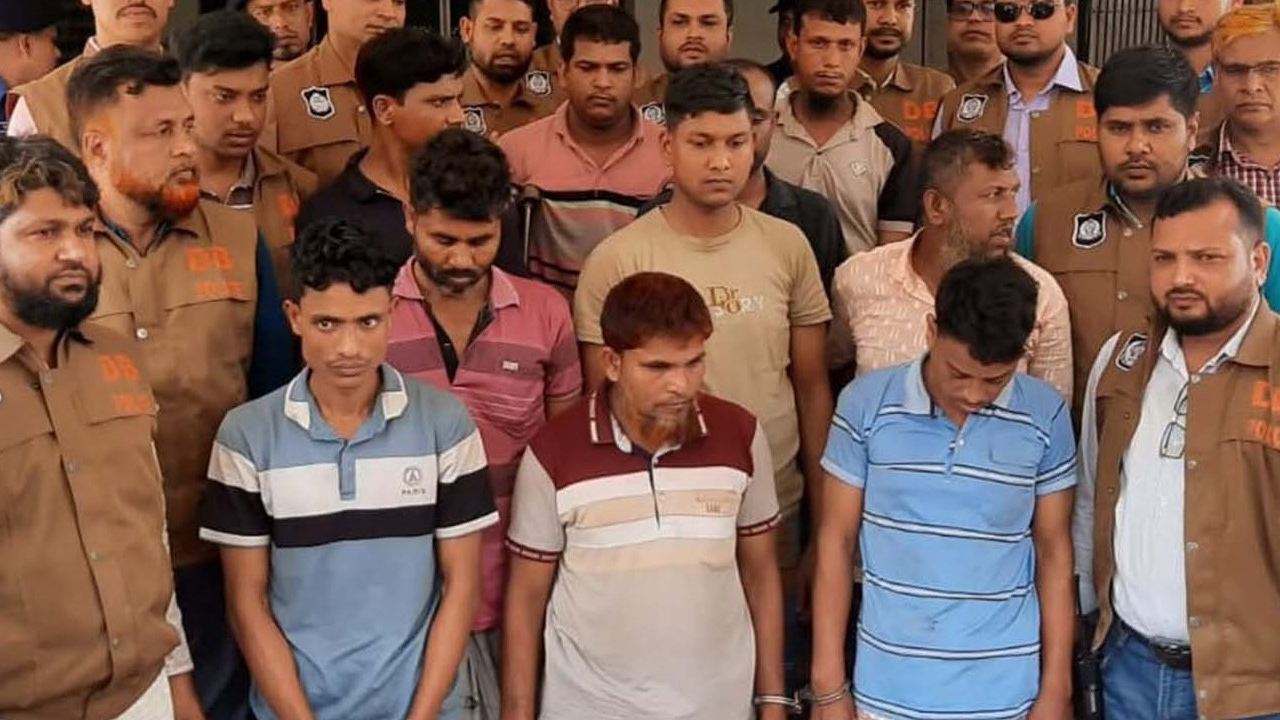 নাটোরে বড় ডাকাতির ঘটনায় দেড় কোটি টাকার মালামালসহ ১৩ জন গ্রেফতার