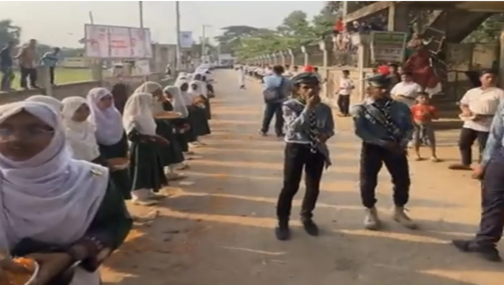 শিক্ষার্থীদের রোদে দাঁড় করিয়ে সংবর্ধনা নিলেন এমপি জসীম উদ্দিন, সমালোচনার ঝড়