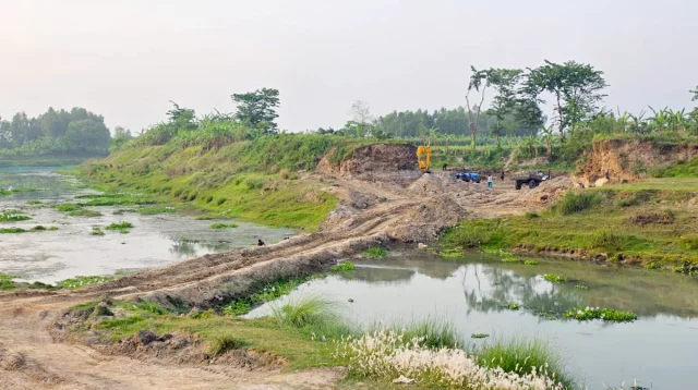 নদীর প্রবাহ বন্ধ করে পাড় কাটার অভিযোগ, হুমকিতে কৃষকের জমি