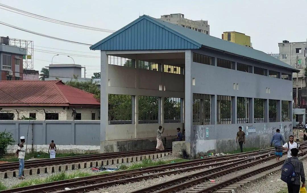 কুমিল্লা রেলওয়ে স্টেশনের এ শেডে মাদকসেবীদের আড্ডা, বাড়ছে ছিনতাইয়ের ঝুঁকি