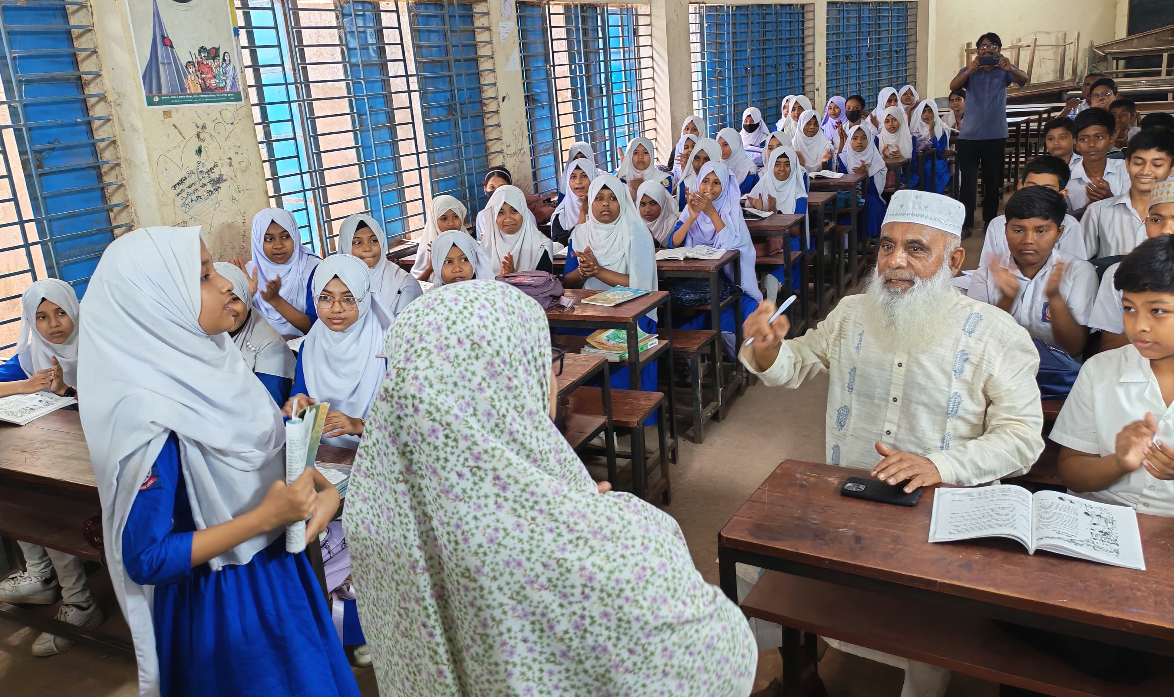 শিক্ষার আনন্দটা জাগাতে এবার ক্লাসরুমে কুমিল্লার এমপি মনিরুল হক চৌধুরী 