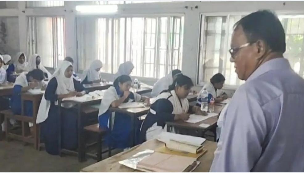 কুমিল্লায় এসএসসি পরীক্ষার হলে গিয়ে ফেসবুক লাইভে এমপি সেলিম ভূঁইয়া