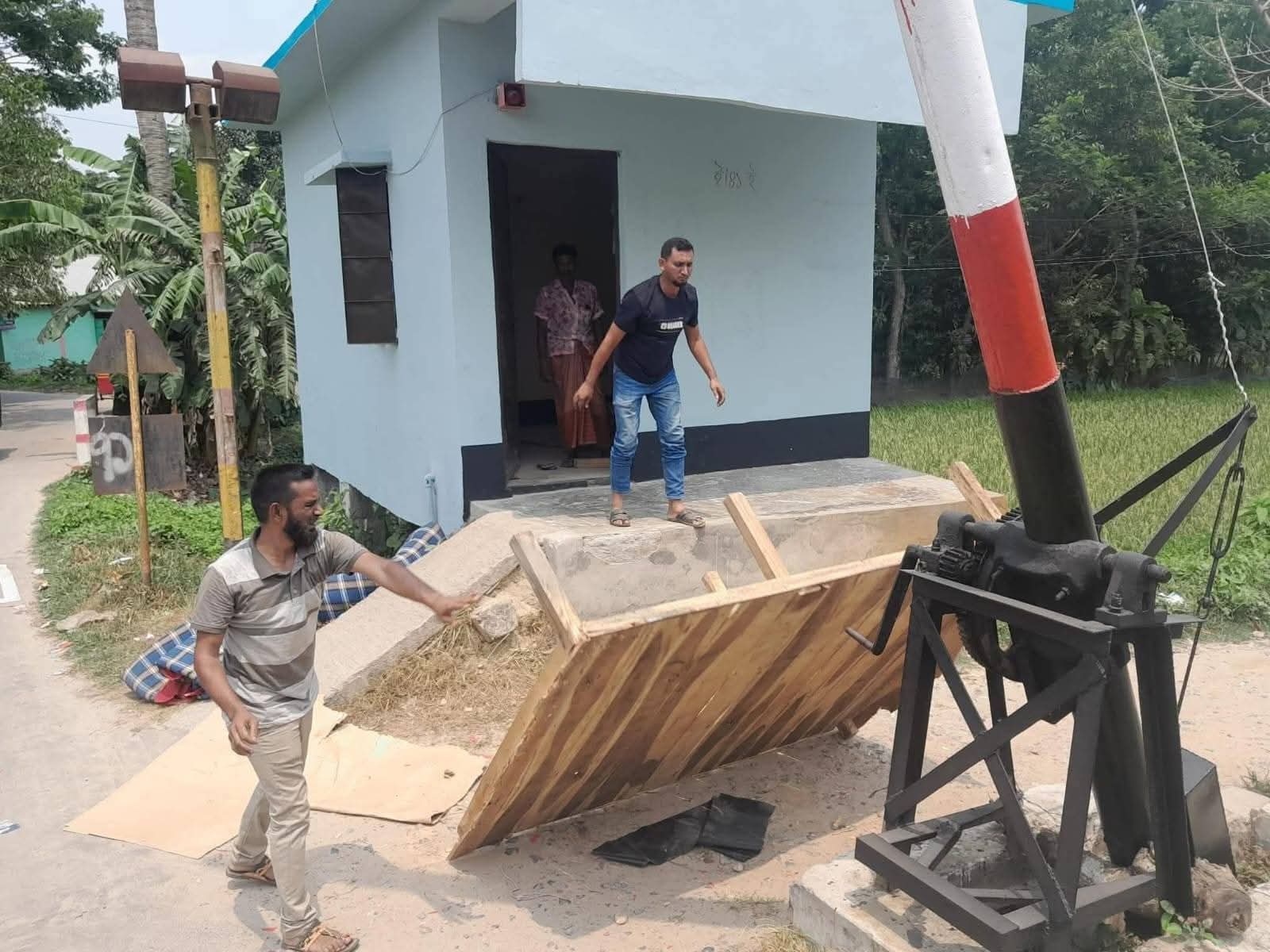 গেটম্যানদের ঘুম ঠেকাতে কুমিল্লায় গেটঘর থেকে সরানো হচ্ছে চৌকি-আসবাব