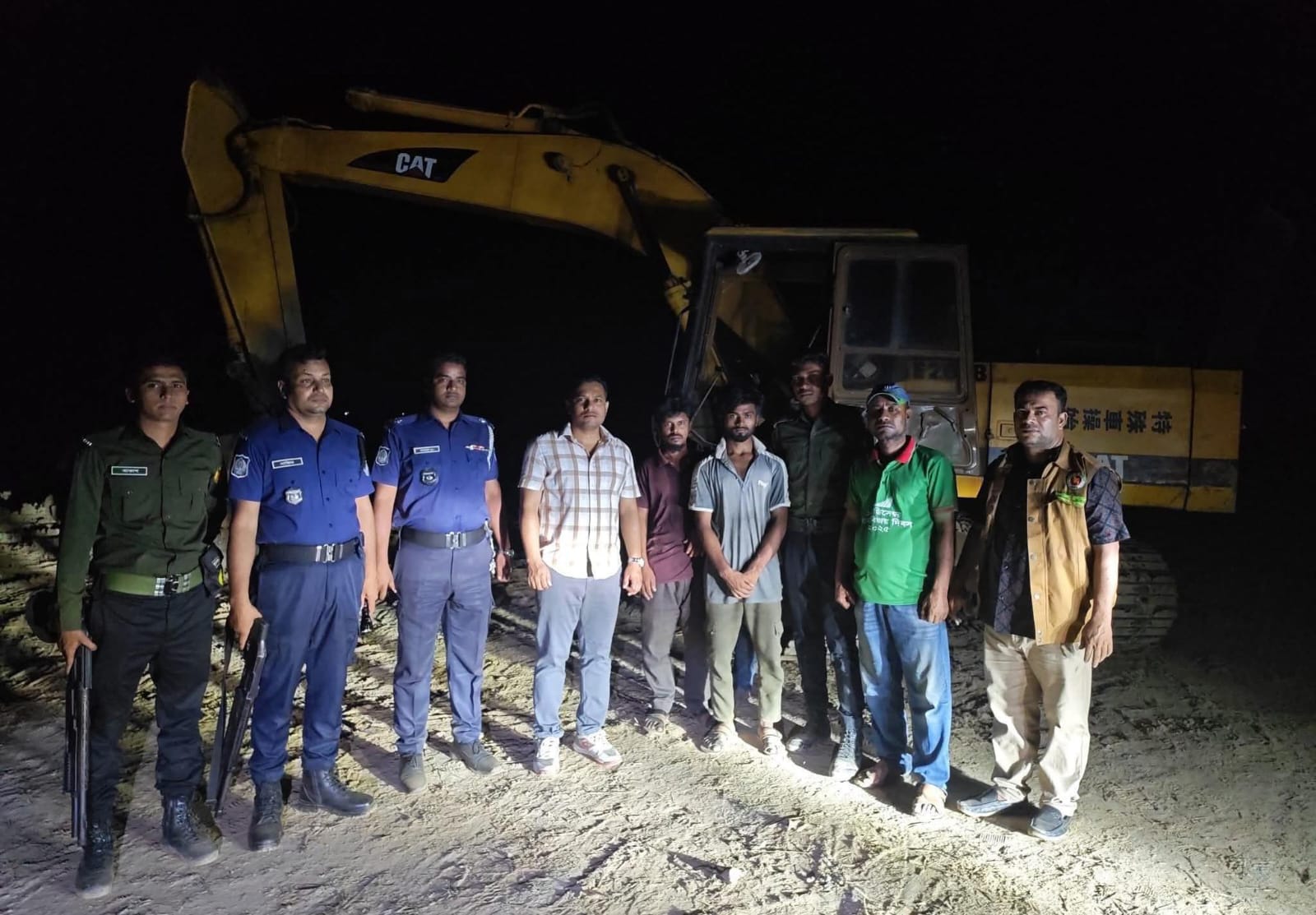 রাতের আঁধারে অবৈধ মাটি কাটায় ২ জনকে ২১ দিনের কারাদণ্ড, এস্কেভেটর ও ট্রাক জব্দ