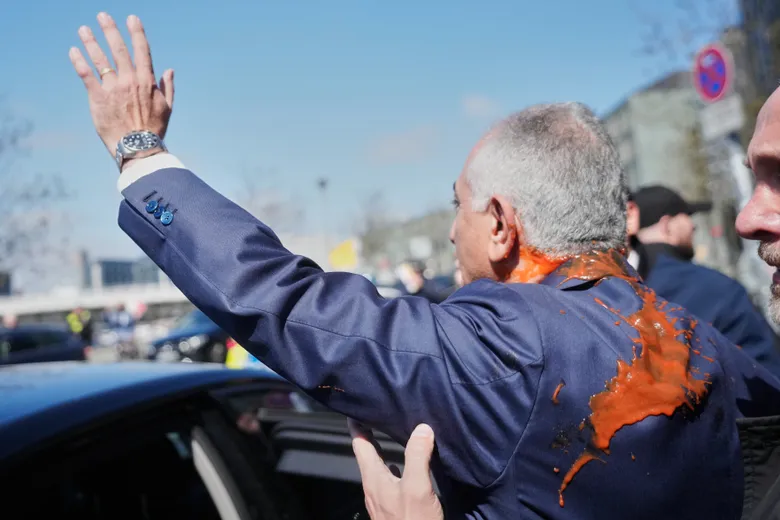 জার্মানিতে অপদস্থ রেজা পাহলভি, লাল তরল নিক্ষেপ