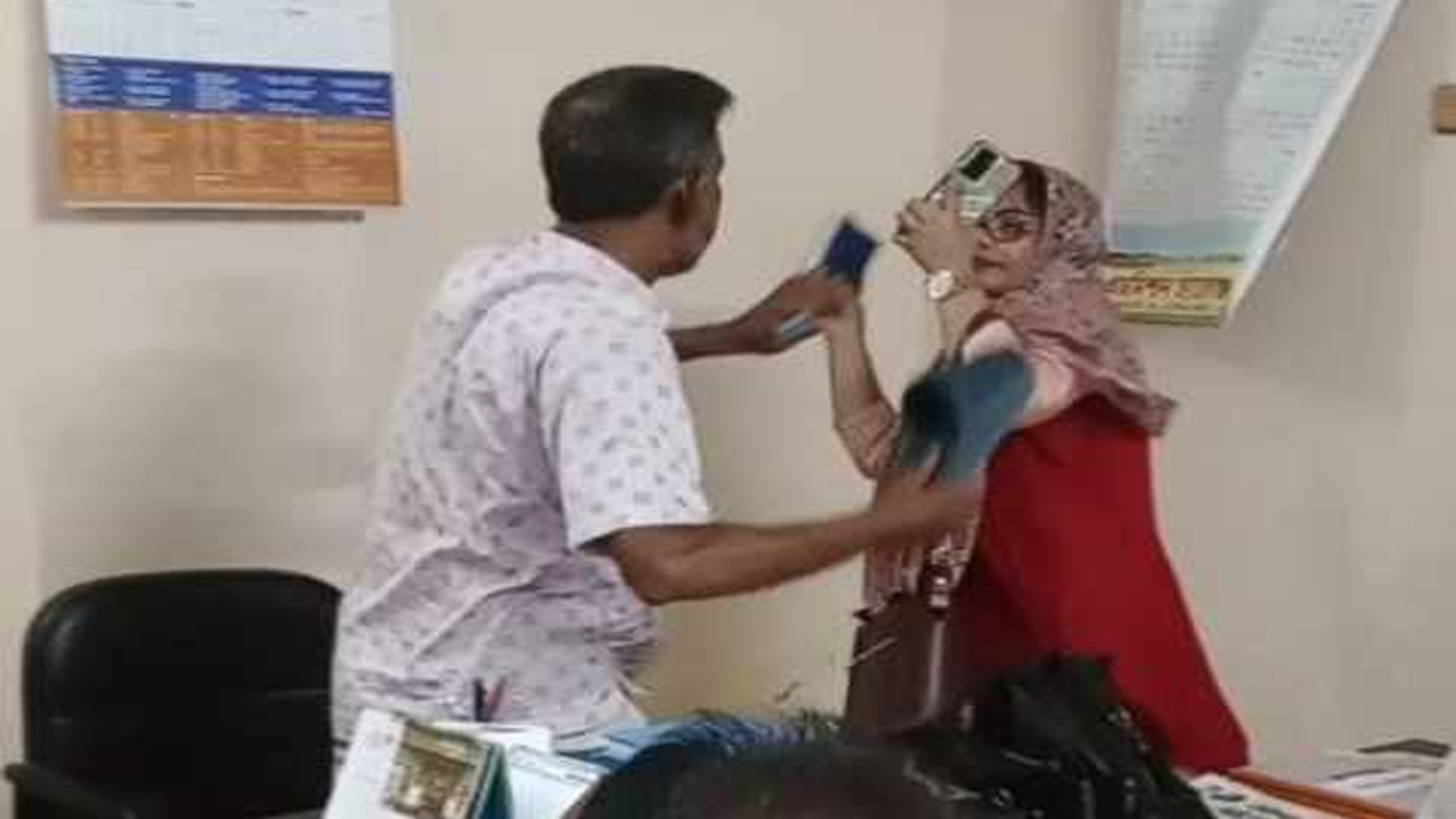 জুতাপেটার ঘটনায় রাজশাহীর সেই শিক্ষিকা সাময়িক বরখাস্ত