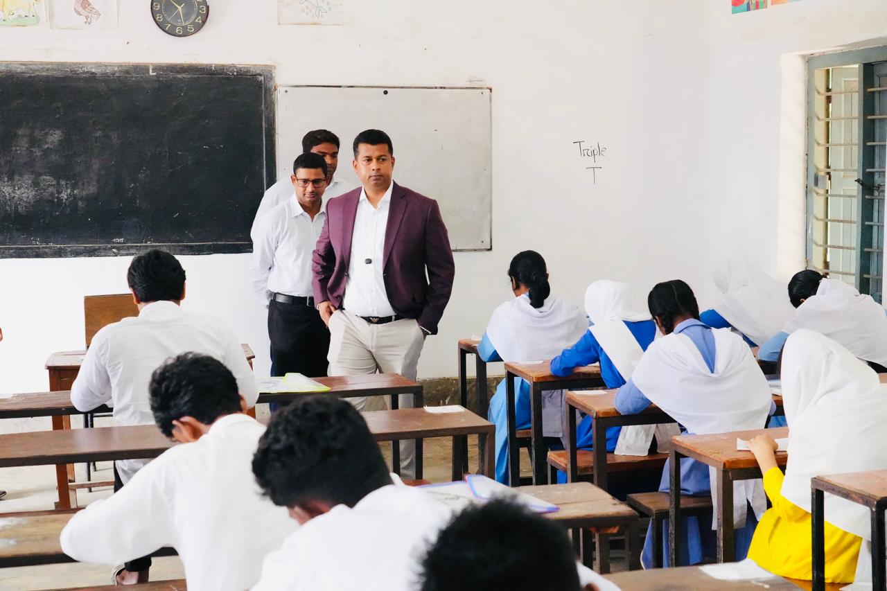 ভালো ফল চাইলে পড়ার টেবিলে ফিরতে হবে: চট্টগ্রামের ডিসি