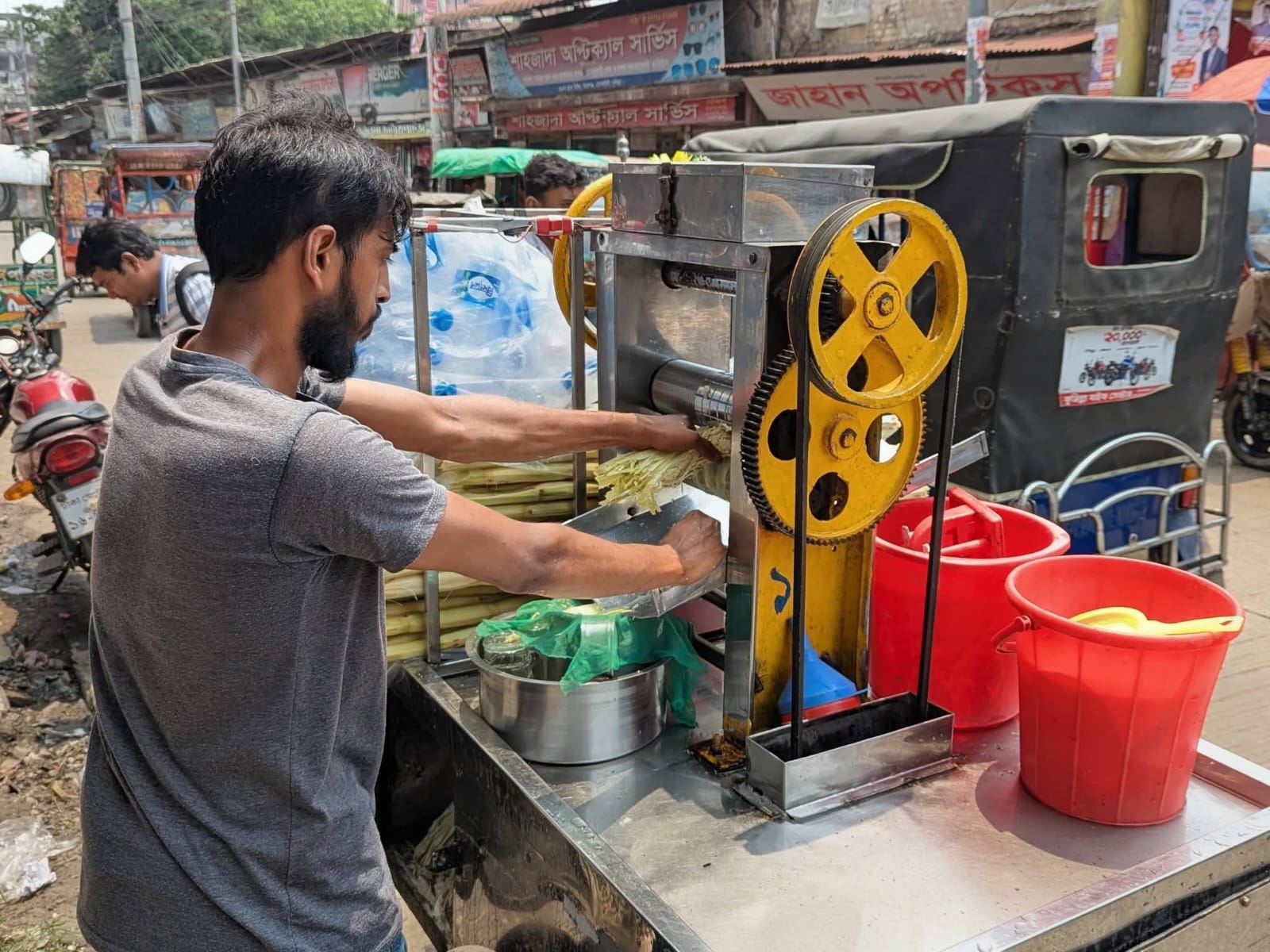 কুমিল্লায় আখের রসে বরফ মিশ্রণ: স্বাস্থ্যঝুঁকির আশঙ্কা