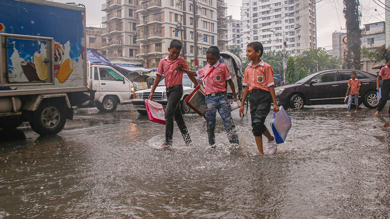 সামান্য বৃষ্টিতেই চট্টগ্রামে জলাবদ্ধতা, ভোগান্তিতে জনজীবন