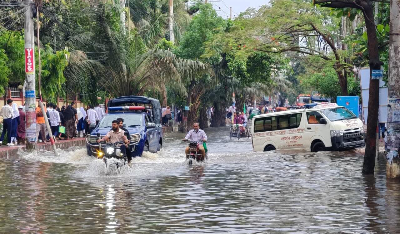 কুমিল্লা শহর হাটুজলে নাকাল