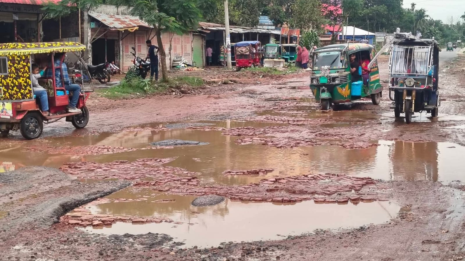 কুমিল্লা-সিলেট মহাসড়কের দেবিদ্বারে বেহাল সড়ক, গর্তে পরিণত ‘সদরঘাট’