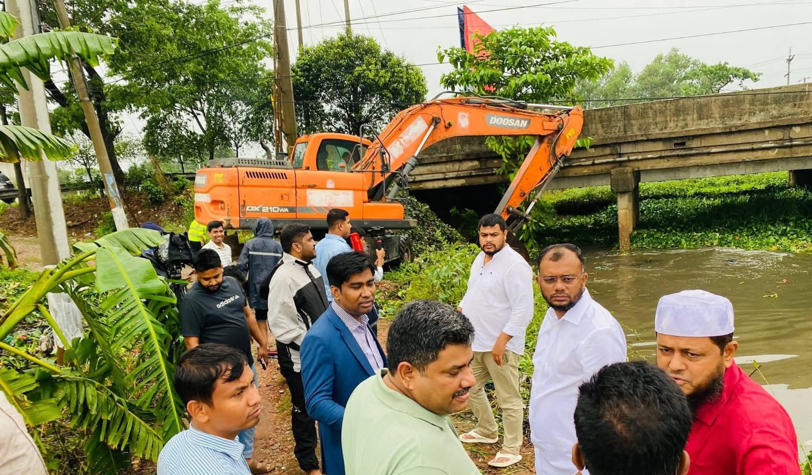 কুমিল্লায় জলাবদ্ধতা নিরসনে গুইংগাঝুরি খাল পরিষ্কার কার্যক্রম জোরদার