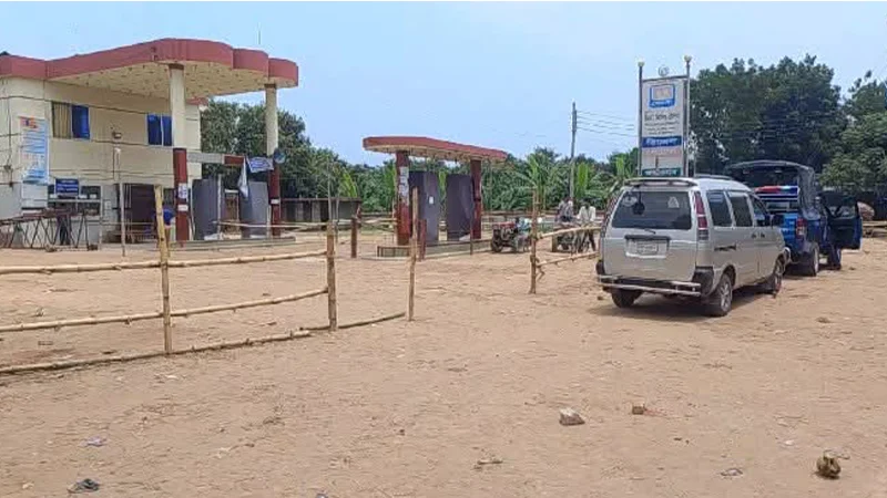 পাম্পে তেল নিতে গিয়ে দুই গ্রামে সংঘর্ষ, ককটেল বিস্ফোরণ