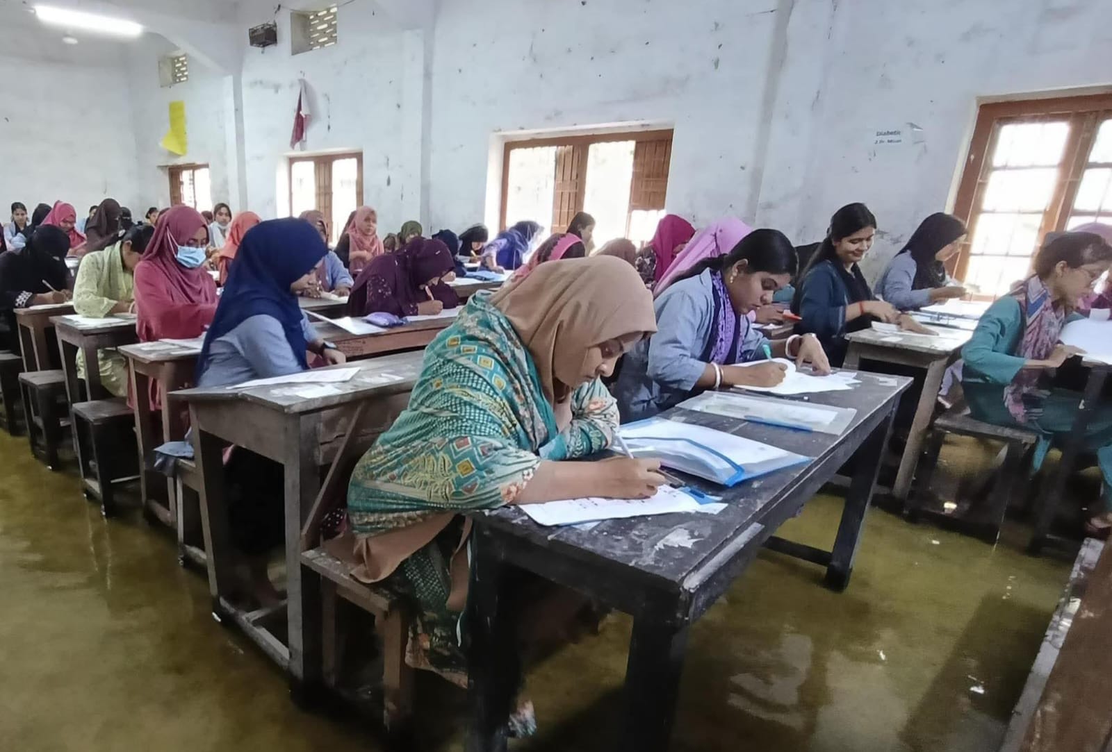 কুমিল্লা ভিক্টোরিয়া কলেজ কেন্দ্রে জলাবদ্ধতার মধ্যেই পরীক্ষা