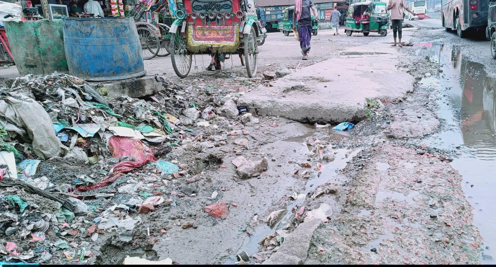 নিশ্চিন্তপুরে সামান্য বৃষ্টিতেই মহাসড়কে জলাবদ্ধতা, চরম ভোগান্তিতে যাত্রীরা