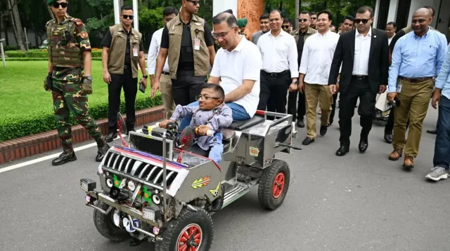শারীরিক প্রতিবন্ধী শিক্ষার্থীর উদ্ভাবিত স্মার্ট কারে চড়ে প্রশংসা করলেন প্রধানমন্ত্রী